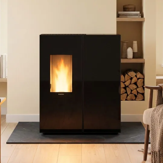 Poêle à granulés étanche Sharon plus cx noir design avec réservoir latéral 10 kW en situation dans salon