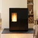 Poêle à granulés étanche Sharon plus cx noir design avec réservoir latéral 10 kW en situation dans salon