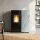 Poêle à granulés SHARON plus noir et marbre gris 10 kW en situation dans un salon contemporain