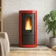 Poêle à granulés Mietta Evo rouge 9 kW en fonctionnement dans un salon contemporain