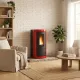 Poêle à granulés Mietta Evo 9 kW rouge design installé dans un salon moderne avec flammes allumées