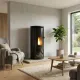 Poêle à granulés noir cylindrique 8 kW avec vitre panoramique allumé dans un salon moderne