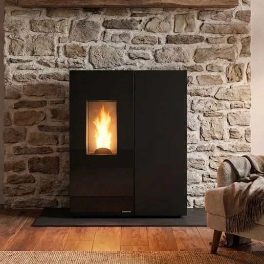 Poêle à granulés Sharon Plus steel noir 10 kW design moderne avec flamme allumée dans salon rustique
