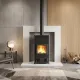 Poêle à bois Nordica Concita 2.0 Steel en acier noir installé dans un salon contemporain avec feu allumé
