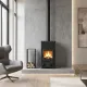 Poêle à bois Nordica Concita 2.0 en acier noir avec vitre panoramique installé dans un salon moderne