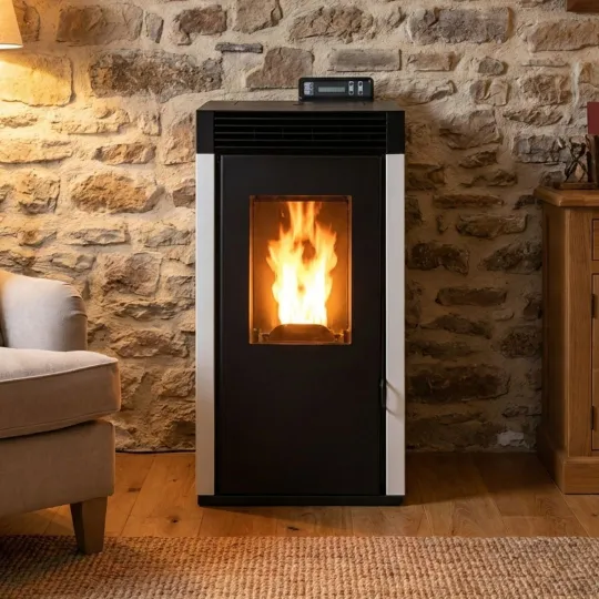Poêle à granulés étanche Marina 6 de 7 kW noir et blanc installé devant un mur en pierre