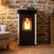 Poêle à granulés étanche Marina 6 de 7 kW noir et blanc installé devant un mur en pierre