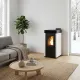 Poêle à granulés Marina 6 de 7 kW blanc installé dans une pièce lumineuse