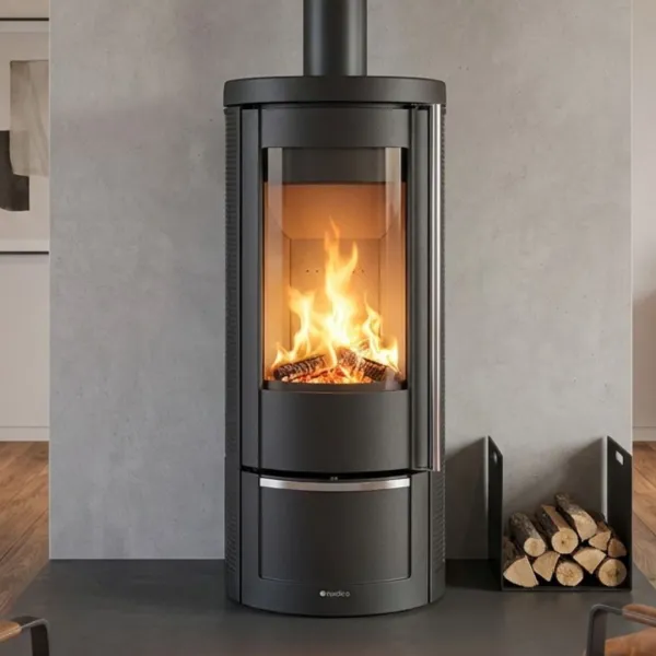 Poêle à bois La Nordica Marlena.16 7,5 kW installé dans un intérieur moderne
