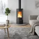 Poêle à bois La Nordica Marlena.16 7,5 kW installé près d’un canapé