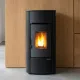 Poêle à granulés ventilé Mariella 7 kW noir Extraflame installé dans un salon moderne