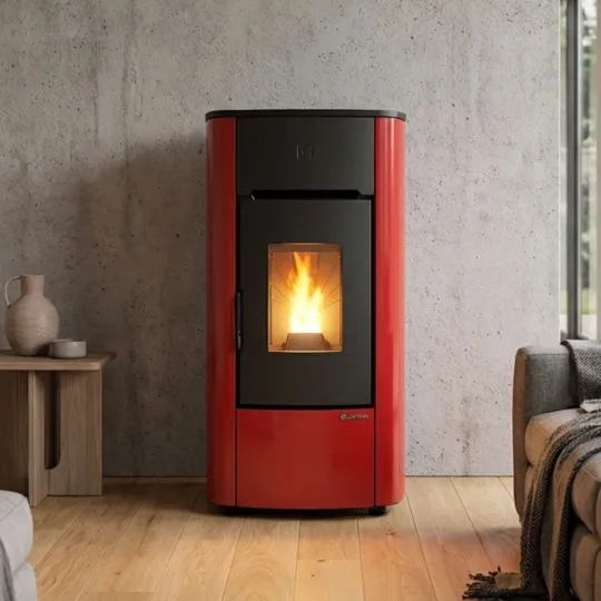Poêle à granulés Mariella 7 kW bordeaux La Nordica Extraflame avec design compact et flamme visible