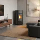 Poêle à granulés ventilé Mariella noir La Nordica Extraflame dans salon moderne