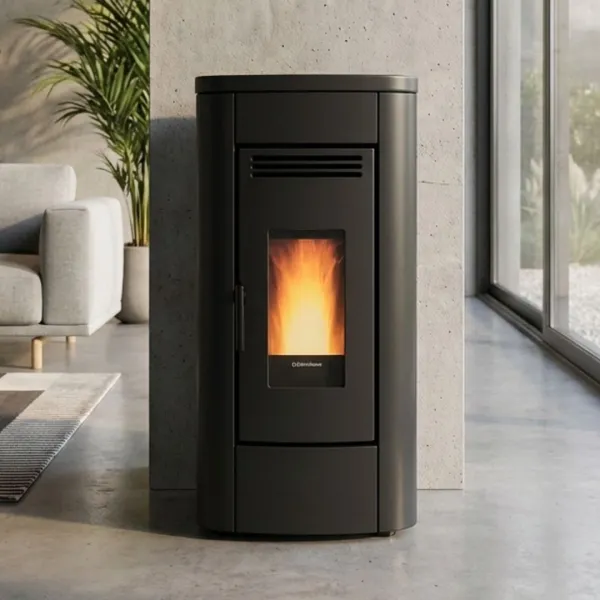 Poêle à granulés Klaudia Plus 5.0 8 kW noir installé dans un intérieur modern