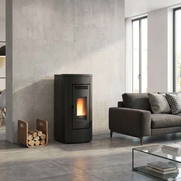 Poêle à granulés Klaudia Plus 5.0 8 kW noir installé dans un salon contemporain