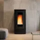 Poêle à granulés ventilé Teorema 10 kW noir La Nordica Extraflame dans salon moderne