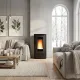 Poêle à granulés Teorema noir installé dans salon lumineux avec grande flamme visible