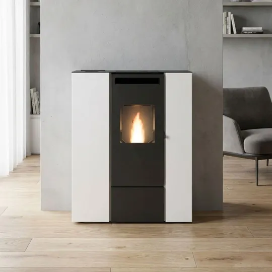 Poêle à granulés compact Pia Can Up Eva Calor 11 kW blanc installé dans un intérieur moderne