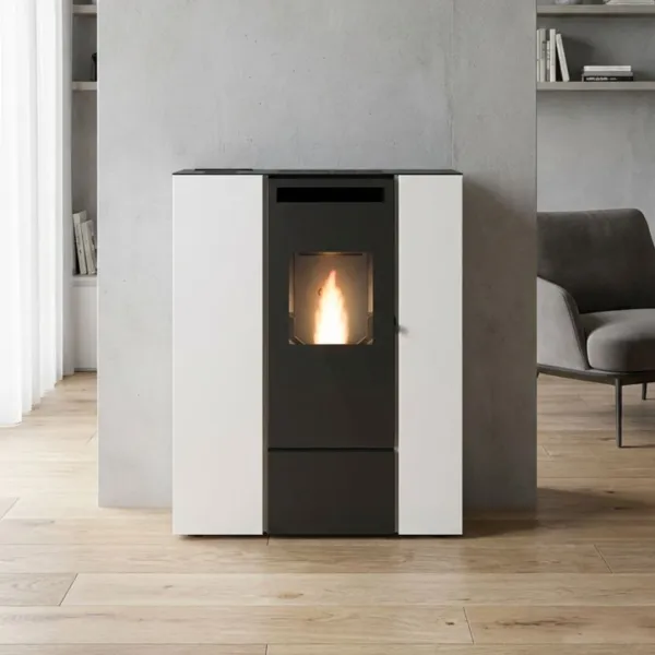 Poêle à granulés compact Pia Can Up Eva Calor 11 kW blanc installé dans un intérieur moderne