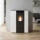 Poêle à granulés compact Pia Can Up Eva Calor 11 kW blanc installé dans un intérieur moderne