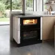 Cuisinière à bois Verona XXL Maiolica 7 kW finition blanche installation cuisine moderne
