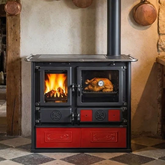 Cuisinière à bois Rosa 5.0 8,8 kW installation cuisine rustique pierre apparente