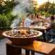 Repas convivial autour du brasero BBQ plancha Brasinox Fiesta Island Ø75 cm