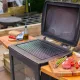 Barbecue à bois Hestia 600 Heat & Grill ouvert avec grille de cuisson et plan de travail