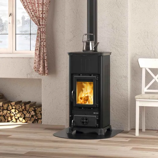 Poêle à bois raccordable Emiliana 165 Steel noir dans un intérieur