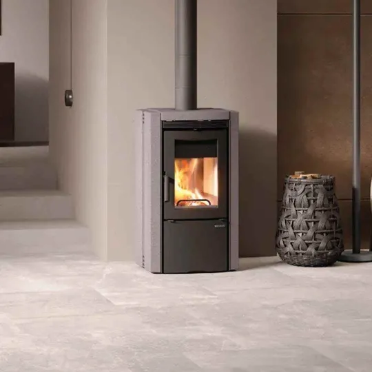 Poêle à Bois en Pierre ESTER 5.0 8 kW installé dans un intérieur