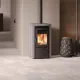Poêle à Bois en Pierre ESTER 5.0 8 kW installé dans un intérieur