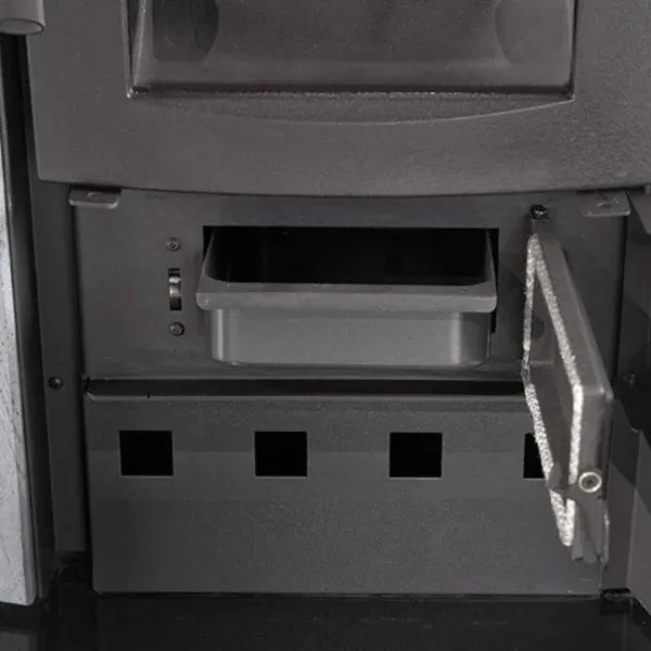 Détail du compartiment inférieur du poêle à bois Ester Forno 5.0 avec porte ouverte