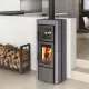 Poêle à bois avec four Ester Forno 5.0 8 kW en pierre dans un intérieur moderne