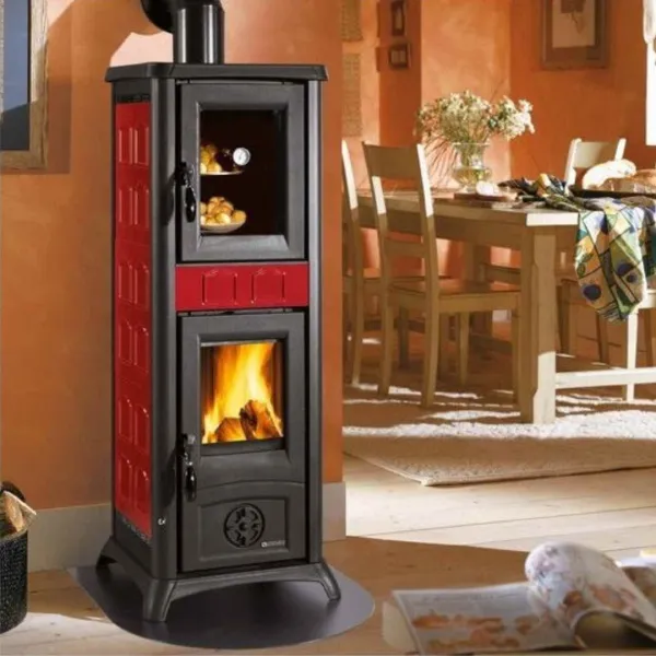 Poêle à bois avec four Gemma Forno.165 Ceramica 7,3 kW en situation dans une cuisine