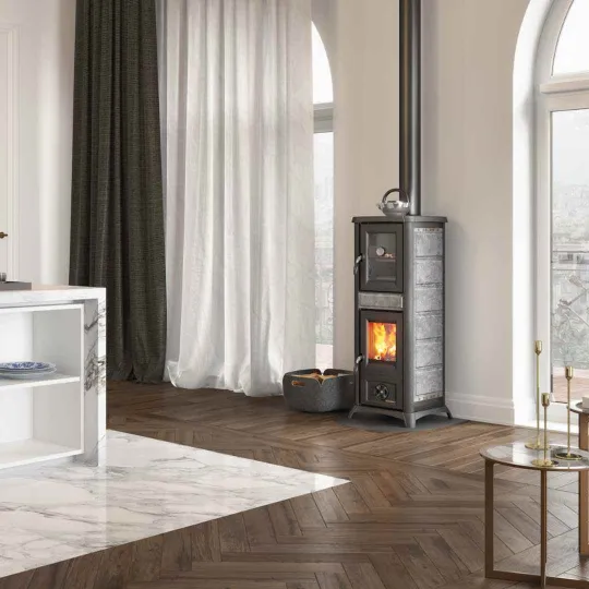 Poêle à bois avec four Gemma Forno.165 Petra 7,3 kW en situation dans un intérieur lumineux
