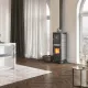 Poêle à bois avec four Gemma Forno.165 Petra 7,3 kW en situation dans un intérieur lumineux
