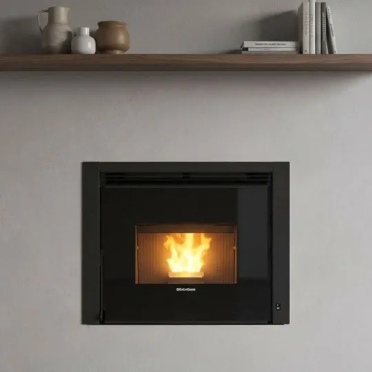 Insert à pellets Comfort P70 Air Plus 10 kW encastré dans une cheminée moderne