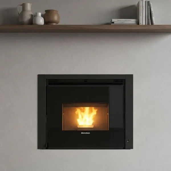 Insert à pellets Comfort P70 Air Plus 10 kW encastré dans une cheminée moderne