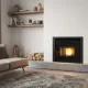 Insert à granulés Comfort P70 Air Plus 10 kW installé dans un salon contemporain