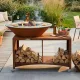 Brasero plancha XXL Fiesta 100 cm en acier Corten installé sur une terrasse avec rangement à bûches