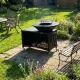 Brasero plancha rectangulaire Island Ø75 cm installé dans un jardin