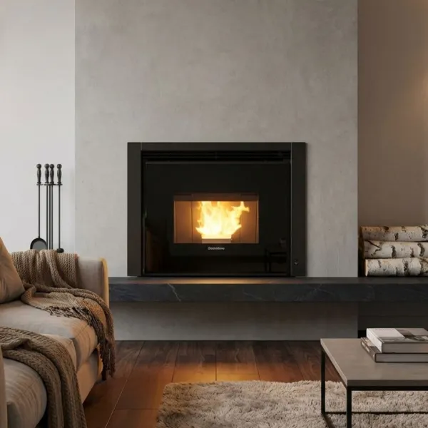 Insert à granulés Comfort P70 Air 10 kW encastré dans une cheminée moderne