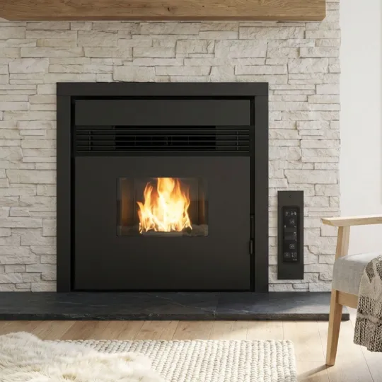 Insert à pellets Prezzemolo 7,5 kW encastré dans une cheminée en pierre