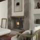 Poêle à bois en fonte émaillée GIULIETTA.165 6,5 kW installé dans un intérieur