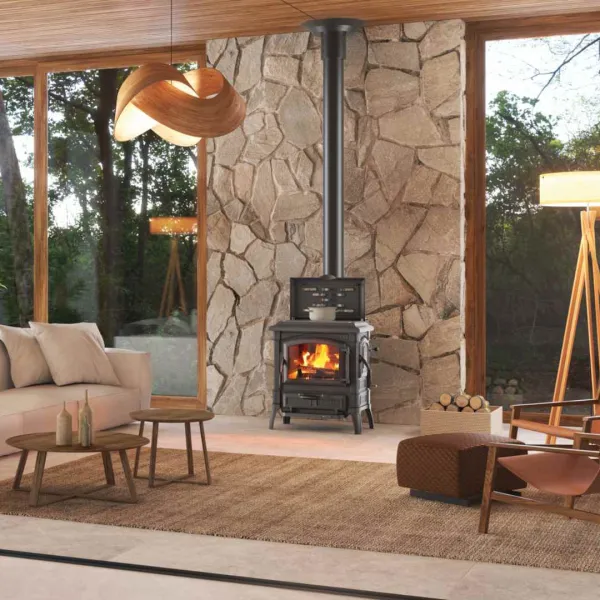 Poêle à bois avec plaque de cuisson ISETTA CC LEAN 7,7 kW installé dans un salon