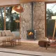 Poêle à bois en fonte ISETTA LEAN 7,7 kW installé dans un salon