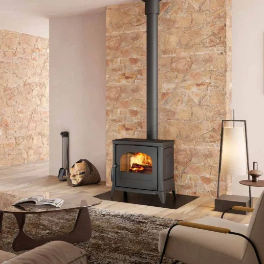 Poêle à Bois En Fonte LAVINIA EOS 11,7 kW Installé Dans Un Intérieur
