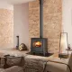 Poêle à Bois En Fonte LAVINIA EOS 11,7 kW Installé Dans Un Intérieur