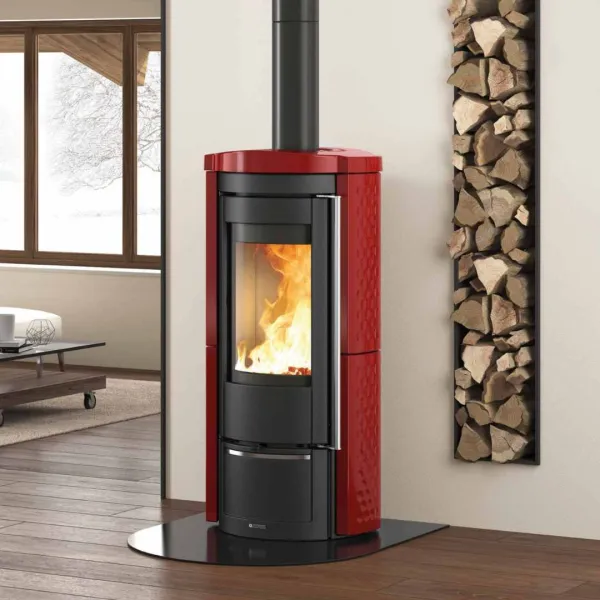 Poêle À Bois Rond LIÙ.16 7,5 kW Rouge En Faïence Installé Dans Un Salon