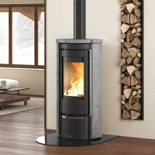 Poêle À Bois Rond Liu.16 Petra 7,5 kW En Pierre Installé Dans Un Intérieur